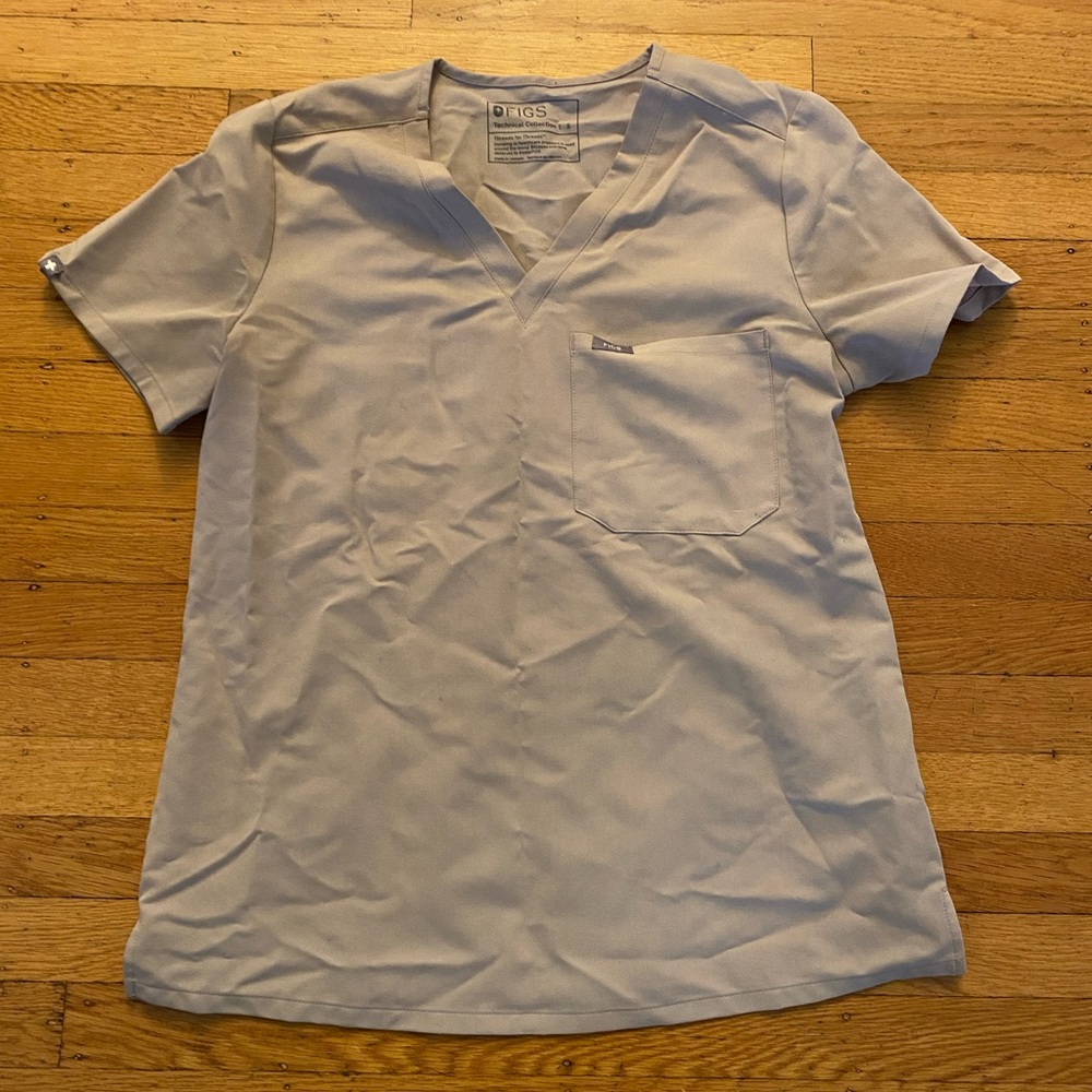 Figs Women's Light Gray V-Neck Short Sleeve Top